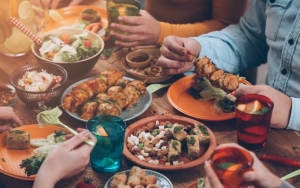 7 Cara Mengatasi Rasa Ingin Makan Berlebihan