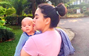 Pakai Beskap dan Blangkon Jawa, Putra Vicky Shu Bikin Netter Gemas