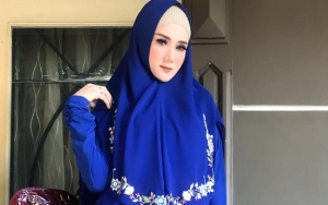 Mulan Jameela Kenakan Hijab Gaya Jadul, Netter Sindir Soal Bulu Mata