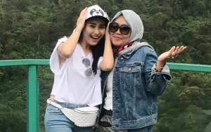 Sering Dibully 'Toko Emas Berjalan', Ibu Ayu Ting Ting Bergaya ABG Pakai Jaket Harga Selangit
