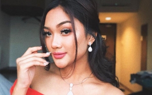 Pamer Beach Selfie, Kecantikan Marion Jola Pukau Warganet