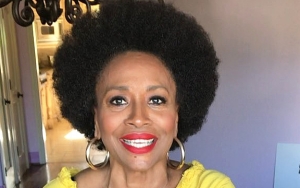 Nyeleneh Pakai Sweater di Red Carpet Emmy 2018, Alasan Jenifer Lewis Sangat Mulia