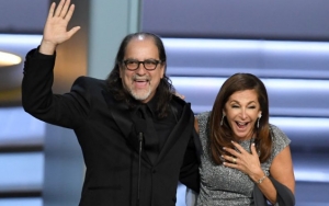Menang, Glenn Weiss Lamar Kekasih di Panggung Emmy Awards 2018 