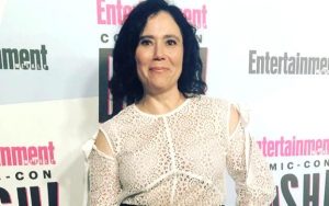 Menang di Emmy Awards 2018, Aksi Alex Borstein 'Buka Baju' Sukses Bikin Heboh