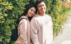 Bikin Geger Sebar Undangan, Joshua Suherman dan Pacar Juga Foto Prewedding