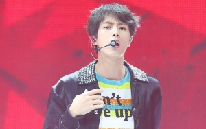 Dihadiahi Uang Saat Manggung di Konser US, Reaksi Jin BTS Bikin Gemas
