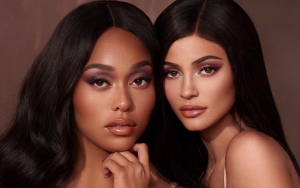 Pose Seksi di Toilet, Perbedaan Harga Sepatu Kylie Jenner dan Sahabat Jadi Sorotan