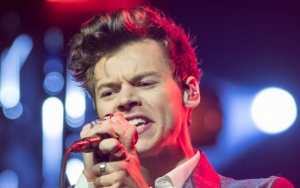 Harry Styles Pose 'Mesra' Bareng Kambing dan Babi, Masih Ganteng?