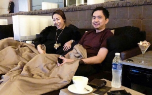 Ingin Foto Romantis Bareng Suami, Kocaknya Ayu Dewi Alami Hal Ini