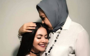 Emilia Contessa Lakukan Operasi Mata, Denada Harus Bagi Perhatiannya dengan Shakira