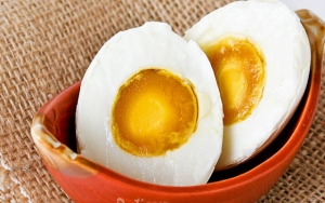 Dari Indomie Hingga Bakpao, Ini 8 Makanan Olahan Telur Asin yang Hits Banget
