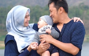 Hanung Bramantyo Gelendotan di Bahu Zaskia Adya Mecca, Netter Super Iri