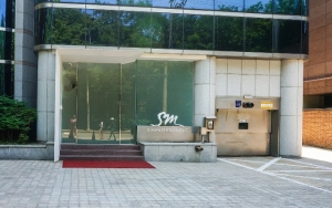 Lelaki Asing dengan Gangguan Mental Terobos Gedung SM Entertainment