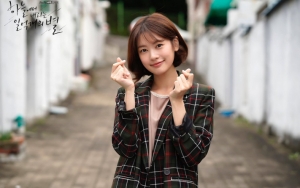 Jung So Min Asyik Foto Selfie di 'Hundred Million Stars From The Sky'