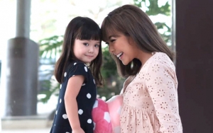 Gempita Terjepit Pintu, Gisella Anastasia Malah Asyik Foto-Foto