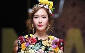 Cantik di Catwalk  Dolce & Gabbana, Jessica Santai Main-Main di Backstage