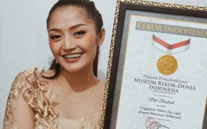 'Lagi Syantik' Siti Badriah Menangi Piala AMI Awards 2018