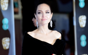 Dandan Ala Wanita Era 1900-an di 'Come Away', Angelina Jolie Bikin Pangling