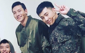 Nonton Musikal Suho, Ji Chang Wook dan Sunggyu Bikin Gemas Pose Bareng Benda Ini