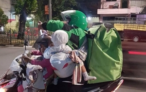  Perjuangan Driver Ojol Wanita yang Bawa Dua Anak Saat Narik Jadi Viral, Netter Terharu