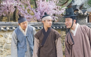 Lucunya D.O. Narsis Bareng Para Pemain '100 Days My Prince' di Sela Syuting 