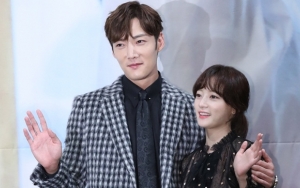 Bikin Gemas, Manisnya Choi Jin Hyuk dan Song Ha Yoon di Balik Layar 'Devilish Joy' 