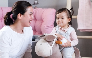 Bawa Anak ke Insert Anniversary 2018, Penampilan Cantik Putri Alice Norin Bikin Gemas