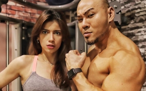 Sang Kekasih Bagikan Tips Kencangkan Payudara, Otot Dada Deddy Corbuzier Malah Curi Perhatian