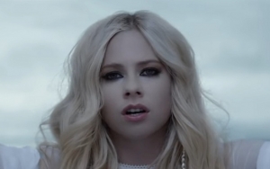 Tak Menua Sedikitpun di MV 'Head Above Water', Avril Lavigne Dijuluki Vampir 