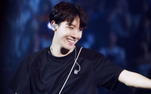 Tak Sengaja Lempar Fans Tutup Botol di Konser BTS, Manisnya Cara J-Hope Minta Maaf