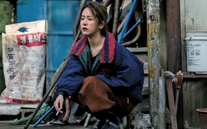 Totalitas Bintangi Film 'Miss Baek', Han Ji Min Rela Hisap Semua Jenis Rokok