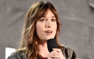 Dakota Johnson Mendadak Sebar Nomor Ponselnya ke Publik, Kok Bisa?