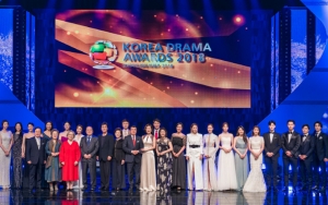 Korea Drama Awards 2018: Foto Cha Eunwoo Hingga Jo Woo Ri Bangga Pamer Trofi