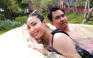 Ayu Dewi Makan Pisang Di Sebelah Suami Saat Malam Hari, Warganet Jadi Gagal Fokus