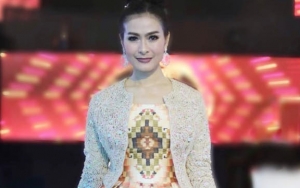 Perankan 'Bu Suk' di Film 'Terlalu Tampan', Begini Penampilan 'Ganteng' Iis Dahlia