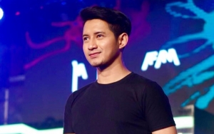 Sempat Dilantik Jadi 'Wakil Presiden Jomblo', Chand Kelvin Pose Mesra Bareng Wanita Cantik Berhijab