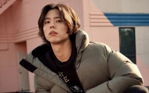 Park Bo Gum Sempatkan Foto Bareng Fans Saat Syuting di Kuba