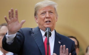 Sepatu Donald Trump Ketempelan Tisu Toilet, Jadi Bahan Tertawaan Netizen Dunia
