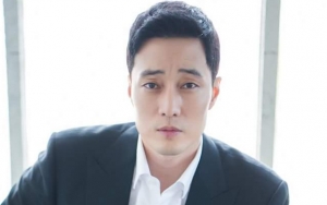 Perlakuan So Ji Sub Ini Bikin Reporter TV Deg-Degan