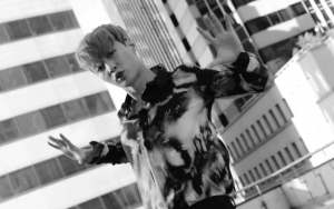 Jelang Rilis 'NAMANANA', Lay EXO Nge-dance Seksi di MV 'Give Me a Chance'