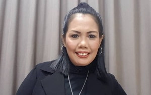 Bukan Mobil Mewah, Kocaknya Falling Stars Challenge Ala Ely Sugigi