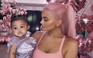 Stormi Genap Berusia 8 Bulan, Kylie Jenner Bagikan Pose Manis Berikut