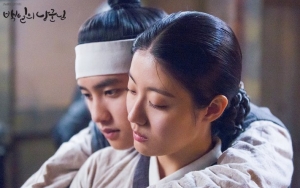 D.O. dan Nam Ji Hyun Santai Syuting Adegan Ciuman di '100 Days My Prince' 