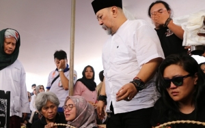 Lepas Kepergian Sang Istri, Indro Warkop dan Anak-Anaknya Berusaha Tetap Tegar