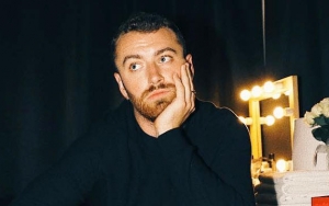 Makan Gurita Mentah di Korea, Sam Smith Kesulitan Pakai Sumpit