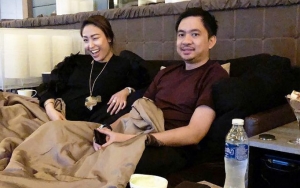 Ayu Dewi Bagikan Foto Lawas, Curhat Cincin Kawin Sang Suami Raib