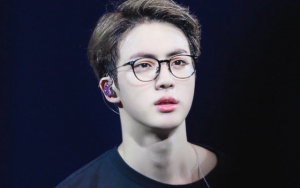 Begini Reaksi Jin BTS Saat Seorang Pria di Kanada Minta Tanda Tangan untuk Keponakannya