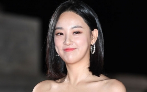 APAN 2018: Lee Jooyeon Mati-Matian Betulkan Gaun Melorot di Red Carpet