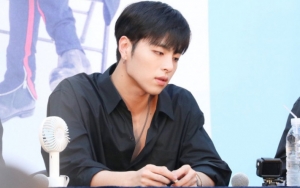 Junhoe iKON Jadi Sasaran Laser di SBS Super Concert, Netter Ngamuk