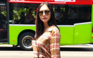 Aura Kasih Dandan Seksi ke Pasar, Warganet Malah Salfok Rel Kereta Api
